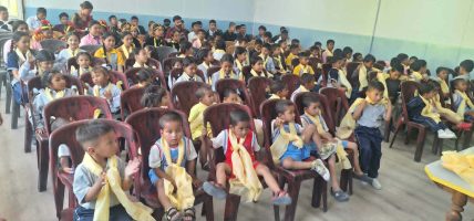 नयाँ विद्यार्थीलाई स्वागत गर्दै काठमाडौँ इङ्लिस स्कुल