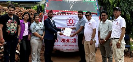 नाडाबाट बाढी पीडितहरुका लागि राहत सामग्रीहरु वितरण