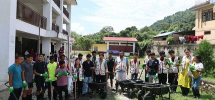 रेन्बो भोलेन्टियर क्लब र स्थानीयको सक्रियतामा बाढी प्रभावित क्षेत्रपाल विद्यालयको सरसफाइ