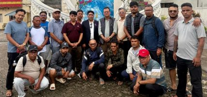 रसुवा बाढी : सुनचाँदी रत्न व्यवसायी महासंघबाट २५ हजार दरमा राहत वितरण