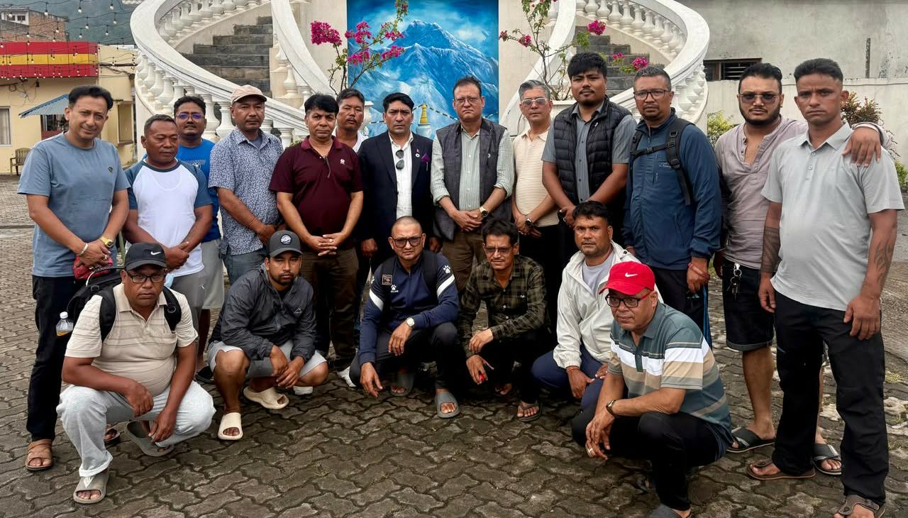 रसुवा बाढी : सुनचाँदी रत्न व्यवसायी महासंघबाट २५ हजार दरमा राहत वितरण