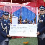 निरीक्षक सुरेश कुमार हायुद्वारा प्रहरी महानिरीक्षक कार्कीलाई १० लाखको छात्रवृत्ति अक्षयकोष हस्तान्तरण